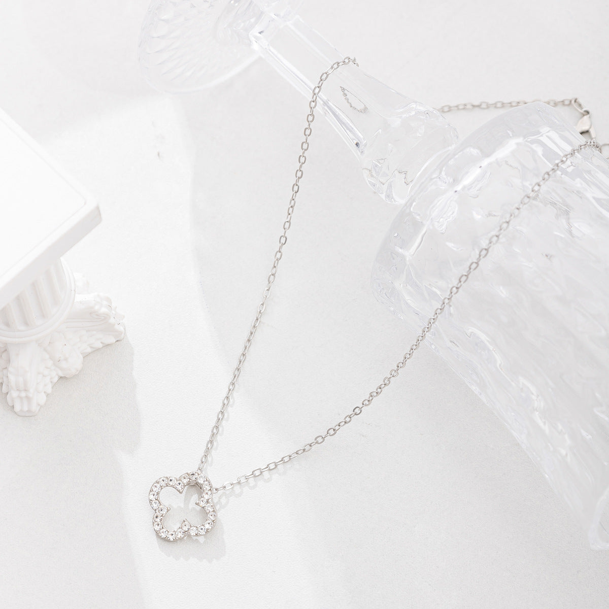 Four-Leaf Clover Necklace Wholesale New Cross-Border Alloy Jewelry Niche High-End Diamond Necklace Pendant Women's Clavicle Chain